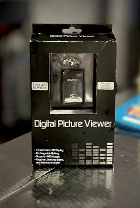 0710 Atico 012495999530 Digital Led Portable Picture Viewer 1.5 Inch 50 Photo Jpeg Keychan Usb Pc Sealed