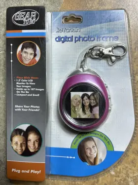 12699 Gear To Go Digital Photo Frame Keychain 1.5 Inch Color Lcd Toys R Us 2008