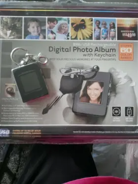 1613368 Innovage Digital Photo Album With Keychain 8mb/usb Rechargeable 1.4 Inch High Res Lcd New