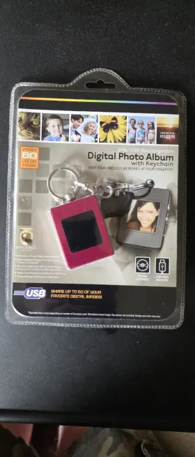 1620121 Innovage Digital Photo Album With Keychain 8 Mb/ Usb Rechargeable. Brand New Sealed Box