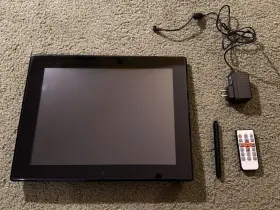 M1503z Micca 15-inch Digital Photo Frame - Black With Remote Charger Prop #2