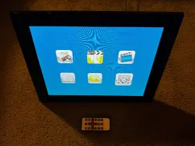 M1503z Micca 15-inch Digital Photo Frame - Black With Remote Charger Prop #3