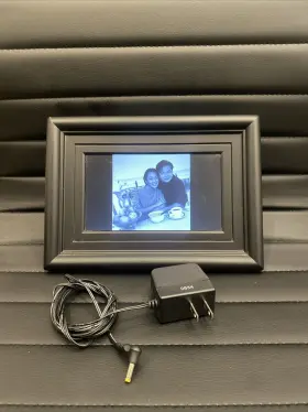 16-235 Optimus 7 Inch Digital Photo Frame Model With Plug