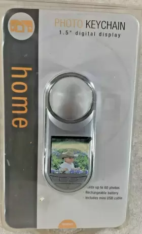 1600042 Photkeychain Photo Keychain 1.5 Inch Digital Display Holds Up To 60 Photos Rechargeable Batteries