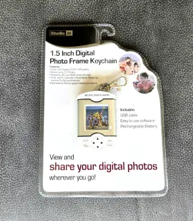547111 Studio 35 1.5 Inch Digital Photo Frame Keychain