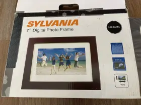 Sdpf757b Sylvania New 7 Inch Digital Wood Brown Photo Frame For Desk Or Wall Sdpf785