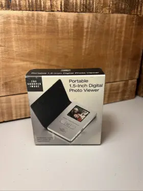 07nov0a The Sharper Image Portable 1.5 Inch Digital Photo Viewer Pocket Size Black