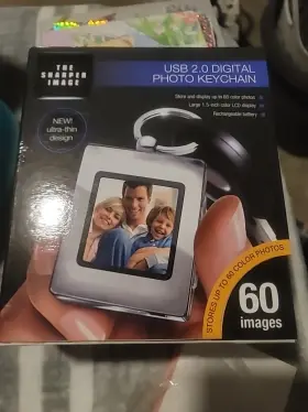 The Sharper Image 694202105269 Shaper 2.0 Digital Photo Keychain Stores Up To 60 Colored Images