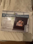 Gii Nii 5" Screen Digital Picture Frame. Fixed Price $7.20.