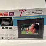 New Sungale CD705 High Resolution 7-INCH Digital Picture Frame 800X480 16:9. Fixed Price $19.95.