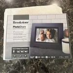 Brookstone Photo Share 5000PICS 8GB Wifi Video And Music Transferred.. Fixed Price $25.00.